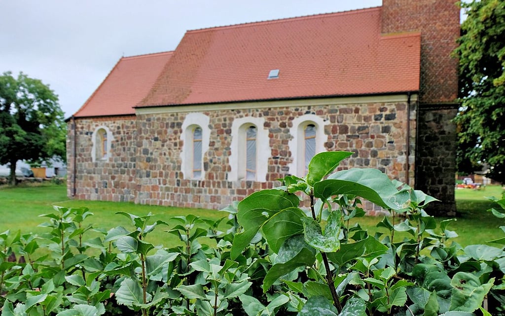 Die evangelische Kirche in Gadegast wurde vor 850 Jahren erbaut und 1857 umfassend saniert. Aus diesem Jahr sind auch die Fenster.
