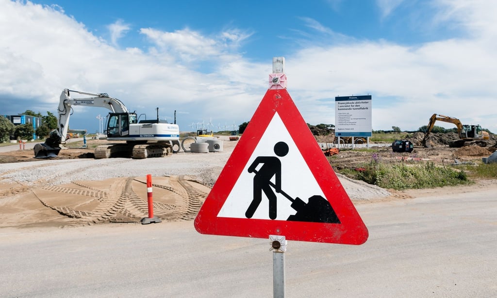 Bagger stehen auf einer Baustelle für vorbereitende Baumaßnahmen.