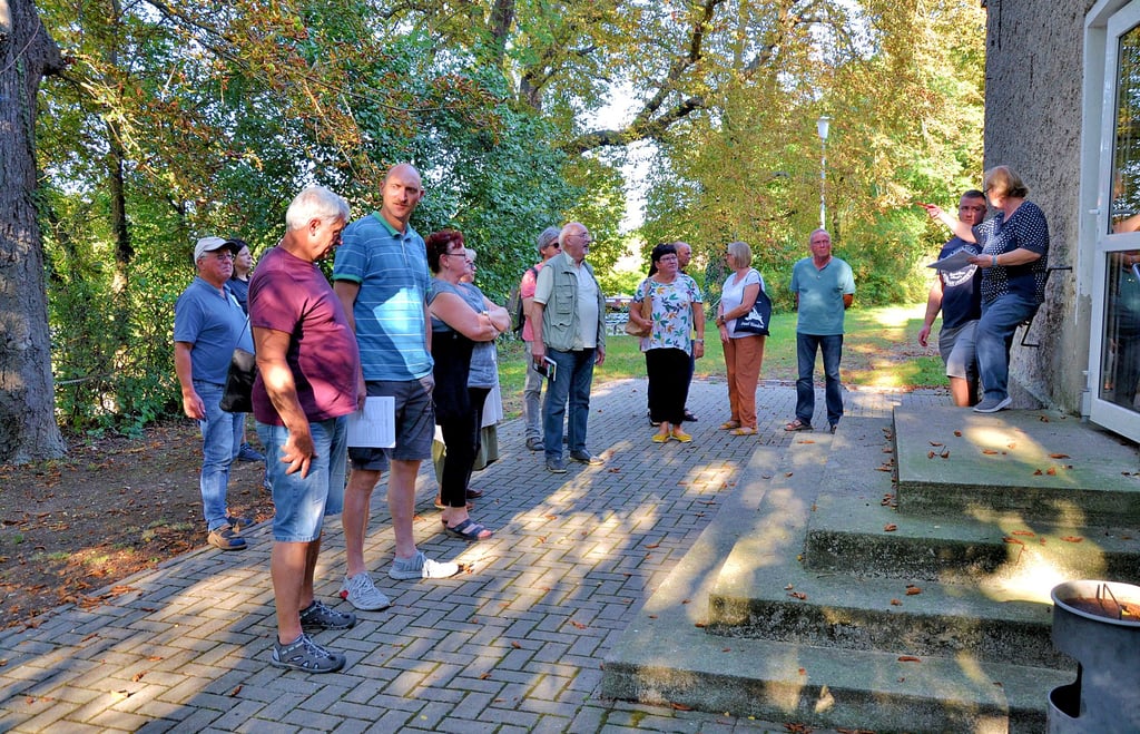 An der Festhalle bespricht Kerstin Gruetz (r.) mit Vertretern der Vereine aus dem Sülzetal die Platzierung der Stände am Tag der Vereine am 18. September 2021.