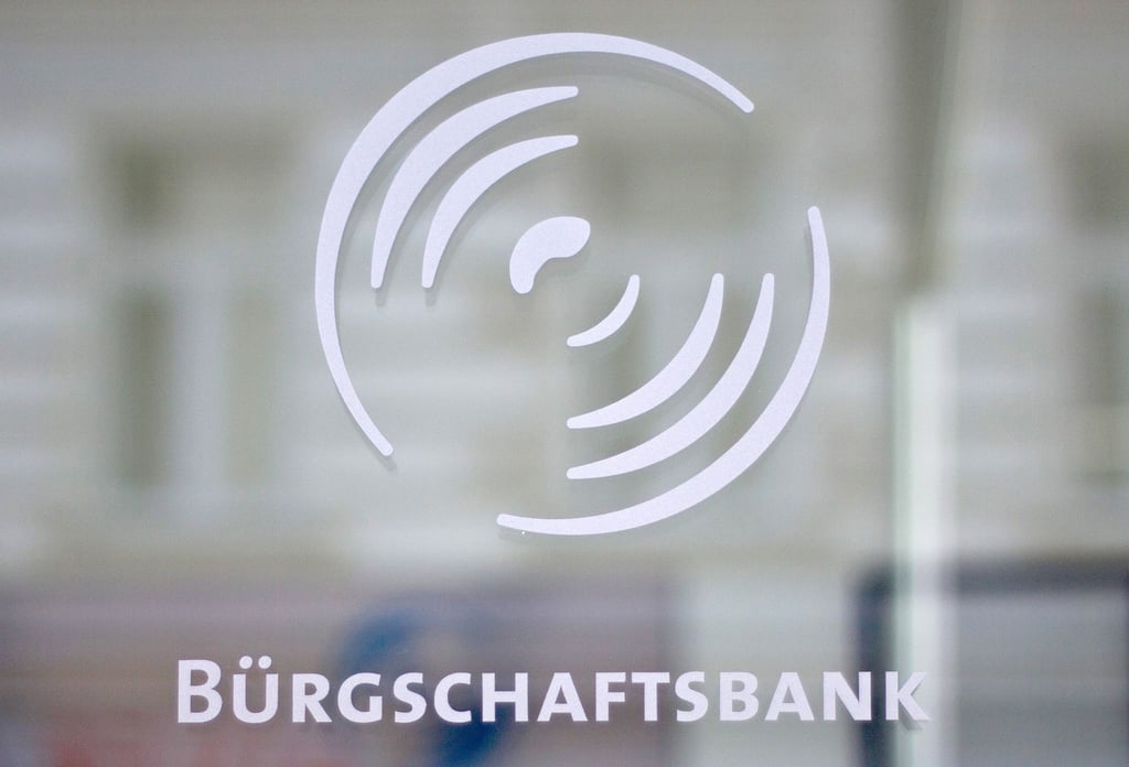 Blick auf den Schriftzug und das Logo der Bürgschaftsbank Sachsen-Anhalt GmbH.