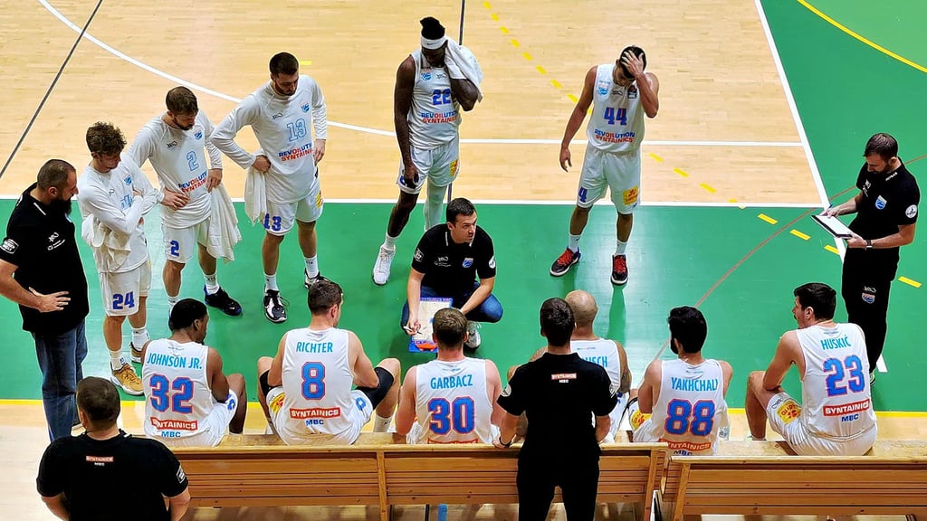 Head-Caoch Igor Jovovic (Bildmitte) gibt seiner Mannschaft taktische Anweisungen.