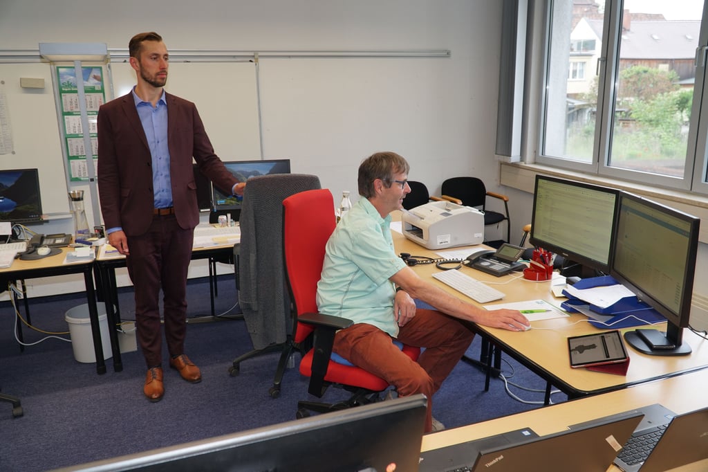 Bei Kreiswahlleiter Bastian Sieler und Edgar Kraul vom Büro des Landrates gehen auch zur Bundestagswahl am 26. September die Ergebnisse aus den einzelnen Wahllokalen ein.