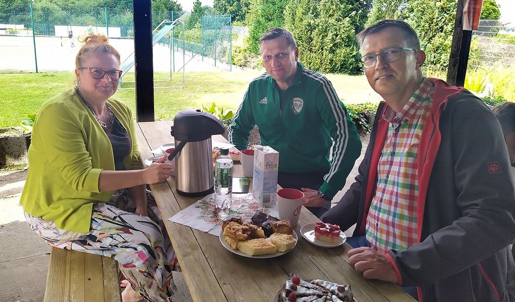 Gardelegens Bürgermeisterin Mandy Schumacher sowie Thomas und Maik Schumacher (rechts) genossen bei einer Tasse Kaffee den Kuchen, den die Mitglieder und Helfer gebacken hatten.