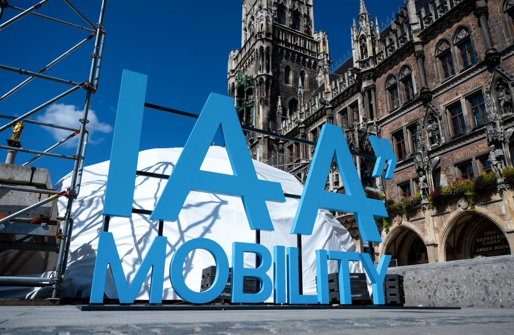 Das Logo der Internationalen Automobil-Ausstellung (IAA Mobility) auf dem Münchner Marienplatz.