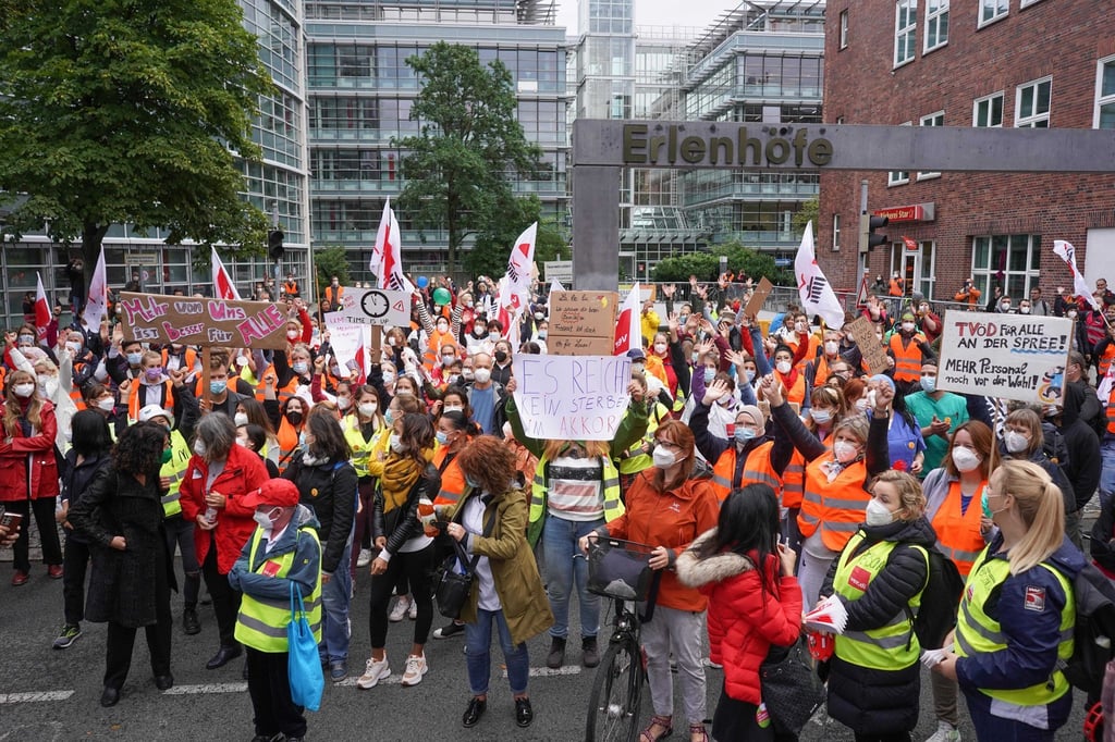 Zahlreiche Pflegekräfte und andere Beschäftigte streiken.