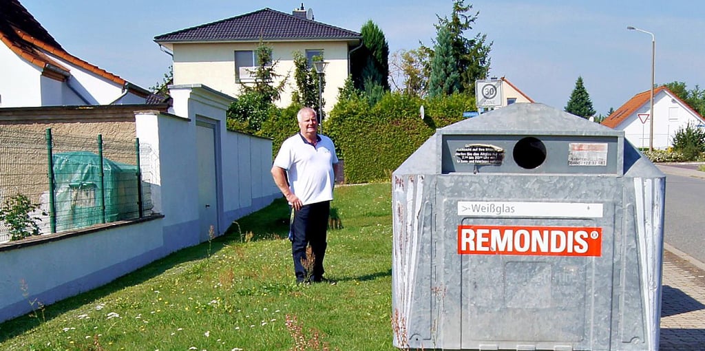 Hans-Jürgen Winter und Nachbarn ärgern sich über die Glascontainer, die ihnen unangekündigt vor die Tür gestellt wurden.