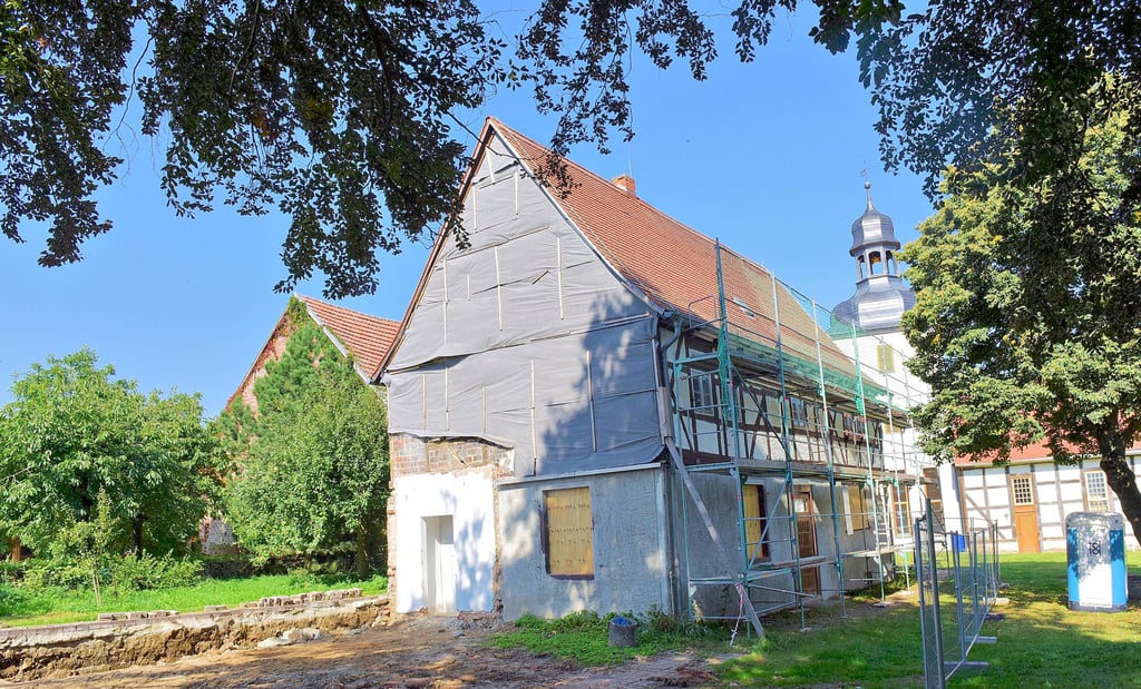 Der Südanbau ist abgerissen. Am Haupthaus des Bürger-Museums wurde jetzt ein Baugerüst aufgestellt.