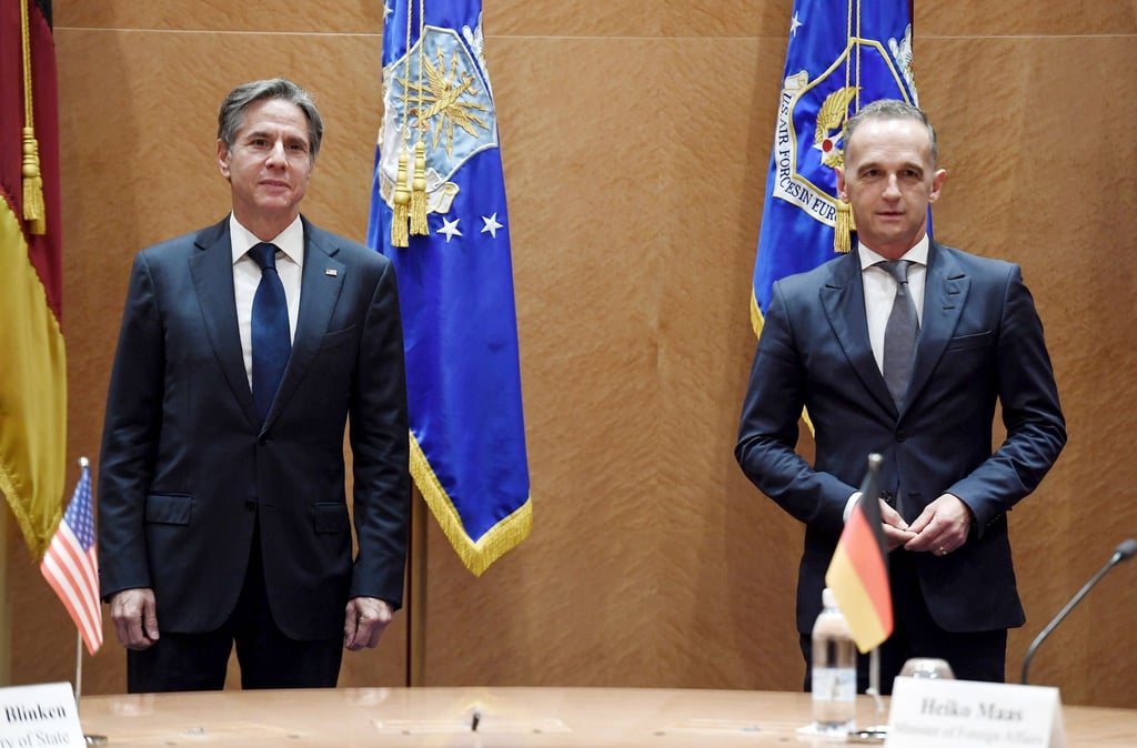 US-Außenminister Antony Blinken (l.) trifft seinen deutschen Amtskollegen Heiko Maas auf dem US-Luftwaffenstützpunkt Ramstein.