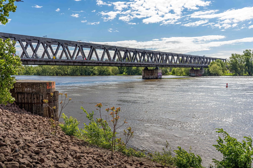 Die Herrenkrugbrücke in Magdeburg wird seit Monaten saniert.