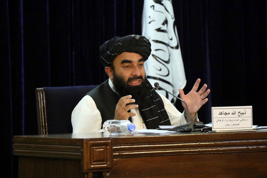 Sabiullah Mudschahid, Sprecher der Taliban, spricht während einer Pressekonferenz.