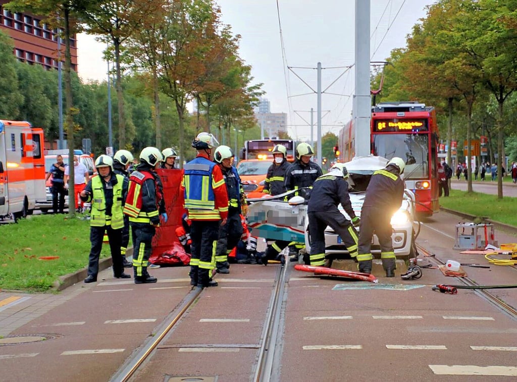 Einsatzkräfte der Feuerwehr mussten das Opfer aus dem Wrack schneiden.