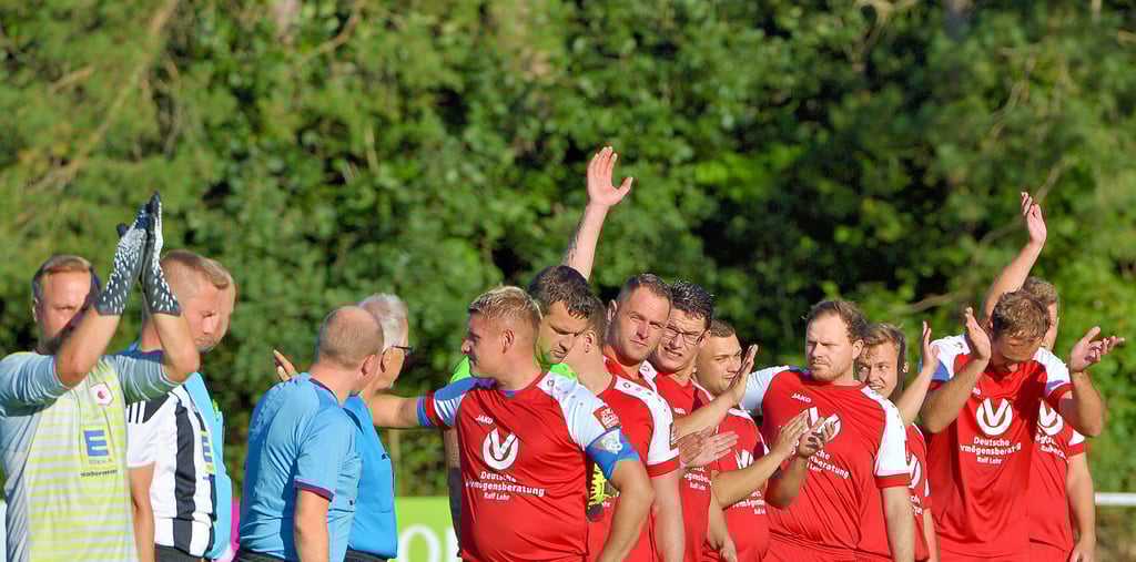Eintracht Derenburg (rechts / hier bei der Begrüßung vor dem Spiel) war dem Sieg gegen Eintracht Osterwieck II ganz nah. In der zweiten Halbzeit gaben die Derenburger eine 3:1-Führung aus der Hand und unterlagen mit 3:7 Toren.