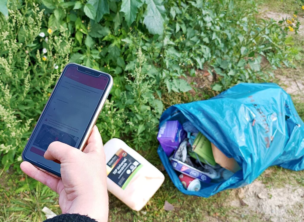 Mit dem Müllmelder können Bürger ab sofort ganz einfach illegale Entsorgungsstellen melden.