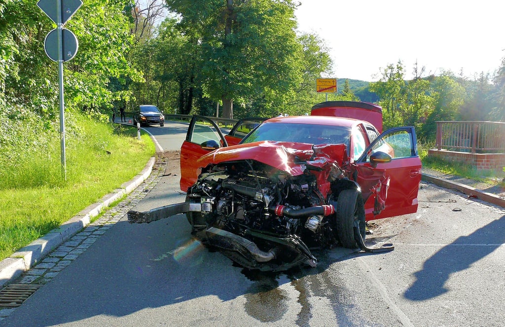 Nach der tödlichen Kollision am Ortseingang von Gernrode war auch der hochmotorisierte Audi schrottreif. Der Motorblock des Motorrades, mit dem der Audi frontal kollidiert war, wurde rund 40 Meter weit auf einen angrenzenden Friedhof geschleudert.