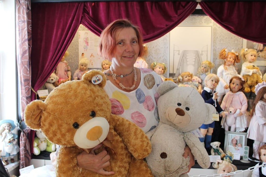 Simone Schuldt in ihrem Puppen- und Teddymuseum in Nienhagen im Harz.