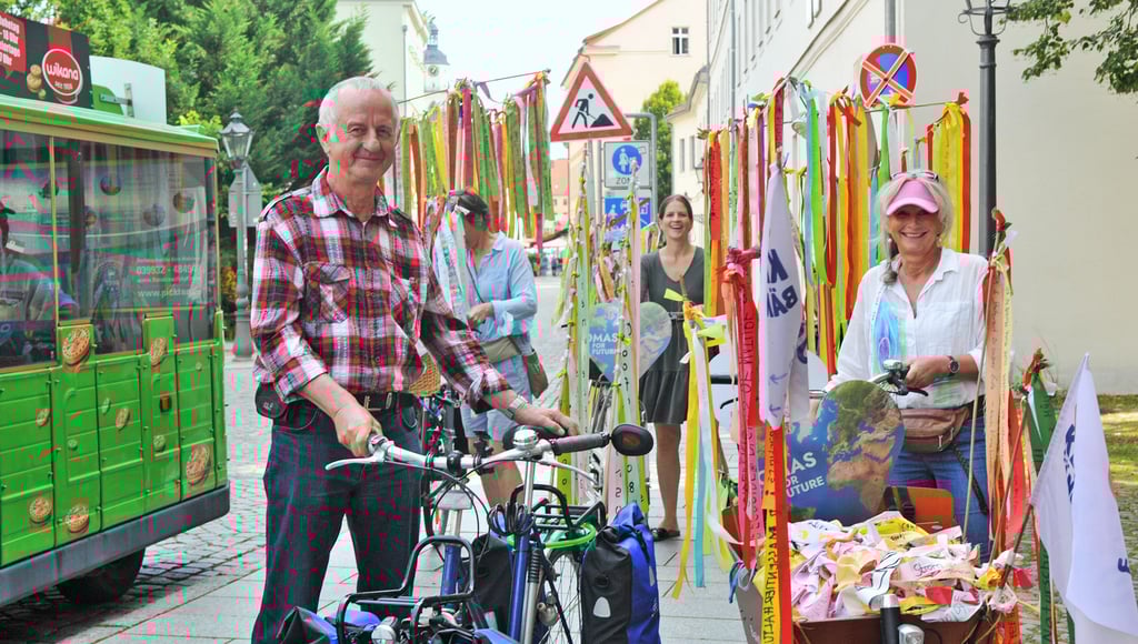 Michael Ristock und Cordula Weimann (rechts) auf dem Weg zur Thesentür.