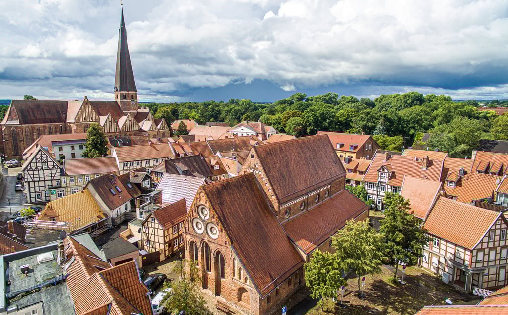 Die kleine Lorenzkirche in Salzwedel im Schatten der mächtigen Marienkirche in Salzwedel. Am Denkmaltag lohnt eine Tour in die historischen Gemäuer.