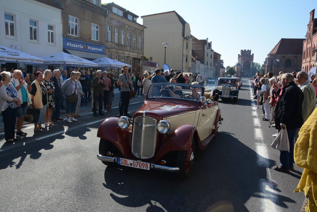 Oldtimer rollen über die gerade freigegebene Straße Schadewachten in Stendal.