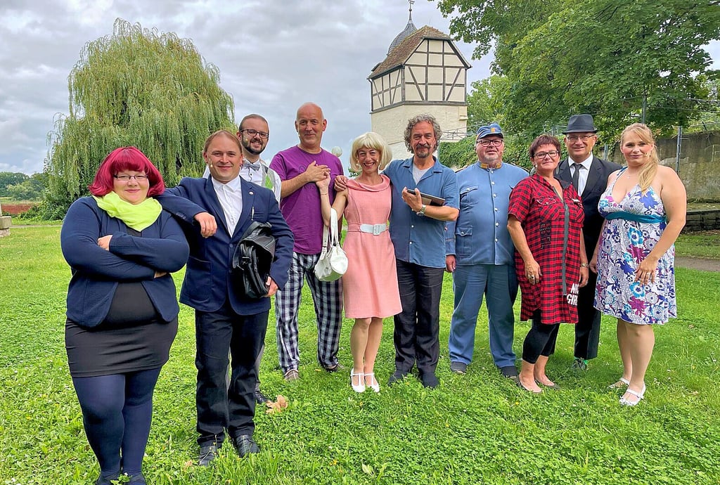 Erinnerungsfoto mit dem Ensemble vor dem der Barbyer Komödie namensgebenden Prinzeßchen ? von links Jana Franzke, Jeff Lammel, Benedict Döring, Joachim Völpel, Jutta Bayer, Stephan Wapenhans, Michael Pietschker, Heike Schmandt, Frank Sieweck und Dana Moritz.