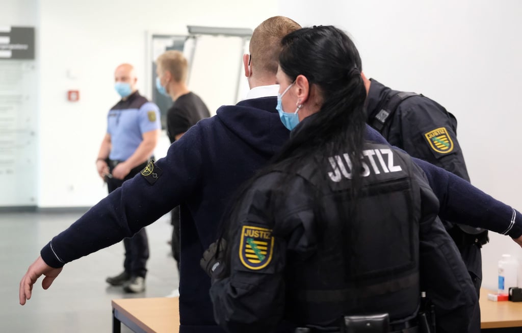 Der Angeklagte Kevin A. (M) wird im Amtsgericht einer Personenkontrolle unterzogen.