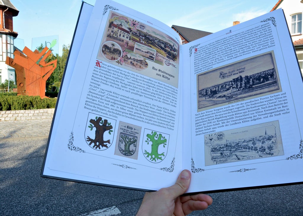 Blick in das neue Buch zum Thema Sagen und Geschichten aus dem Altkreis Klötze: Darin geht Autor Eugen Gliege unter anderem auf das Klötzer Stadtwappen, einen Eichenstamm, ein. Dieser steht als Kunstwerk im Kreisverkehr an der Bahnhofstraße in der Purnitzstadt.