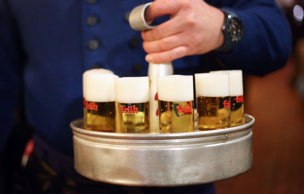 Ein Köbes (Kellner) trägt Kölsch-Bier aus. Das Oberlandesgericht Düsseldorf hat über die Einsprüche von drei Kölsch-Brauereien gegen Bierkartell-Bußgelder entschieden.