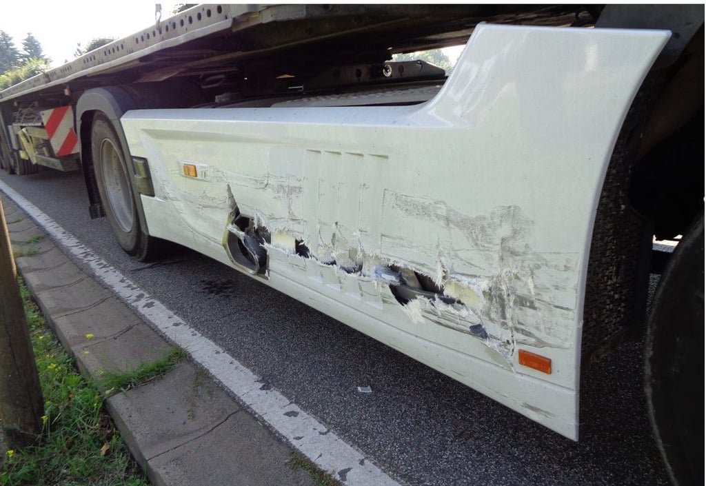 Durch den ZUsammenstoß mit einem Pkw, entstand am Lkw erheblicher Sachschaden.
