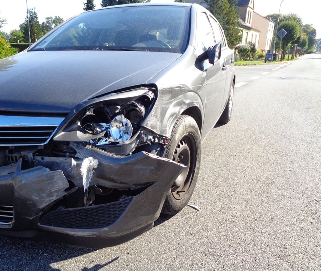Tiefstehende Sonne könnte vermutlich die Ursache für einen Verkehrsunfall mit Sachschaden in der Straße der Jugend sein, so die Polizei.