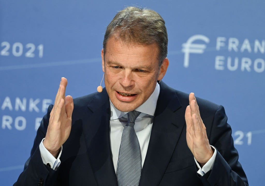 Christian Sewing, Vorstandsvorsitzender der Deutschen Bank, spricht auf der Bankenkonferenz „Frankfurt Euro Finance Summit 2021“ im Frankfurter Hilton Hotel.