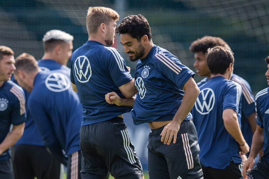 Ilkay Gündogan (M) wird gegen Island von Beginn an spielen.