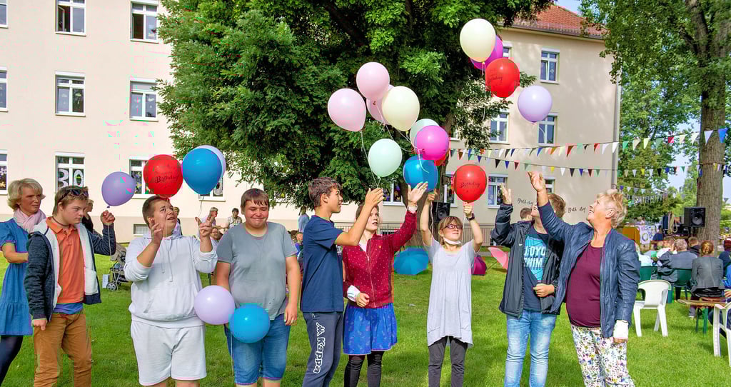 Auch ein Luftballonstart gehörte zum Festprogramm in der Naumburger Käthe-Kruse-Schule.