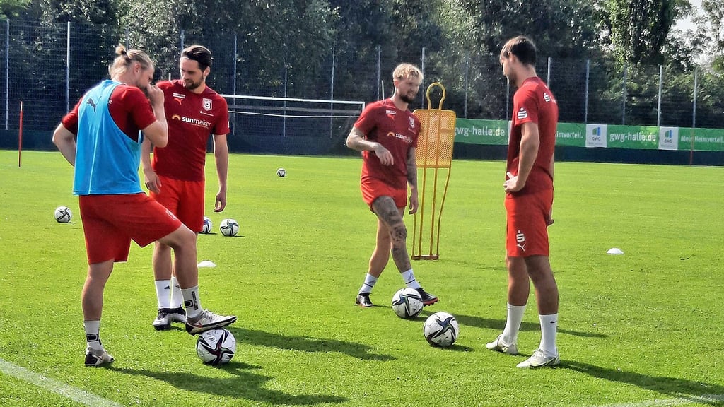 Jan Löhmannsröben (2. v. r.) beim ersten Training.