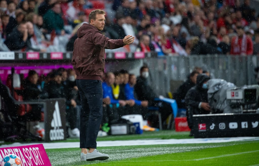 Trainer Julian Nagelsmann von München verfolgt das Spiel am Spielfeldrand.