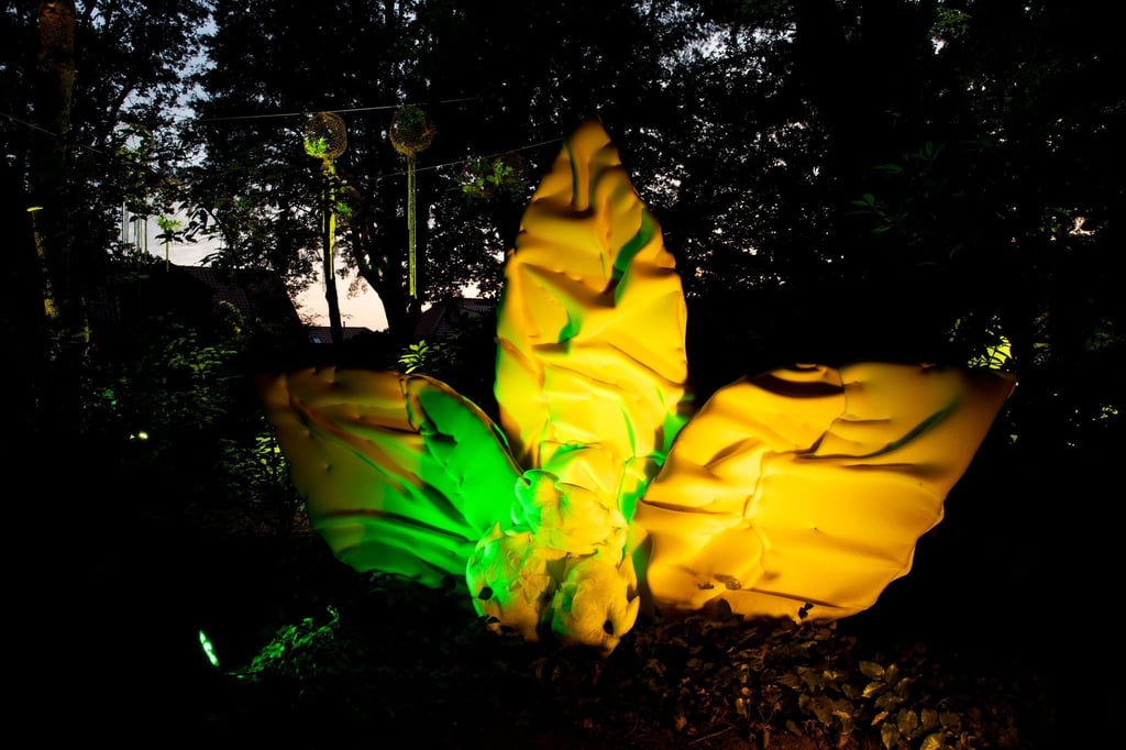 Eine überdimensionale Blüte steht im Park der Gärten.