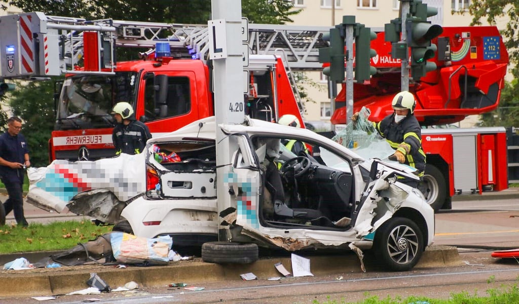 Der Kleinwagen wurde bei dem Unfall komplett zerstört. Warum die 39-Jährige von der Straße abkam, wird noch ermittelt.