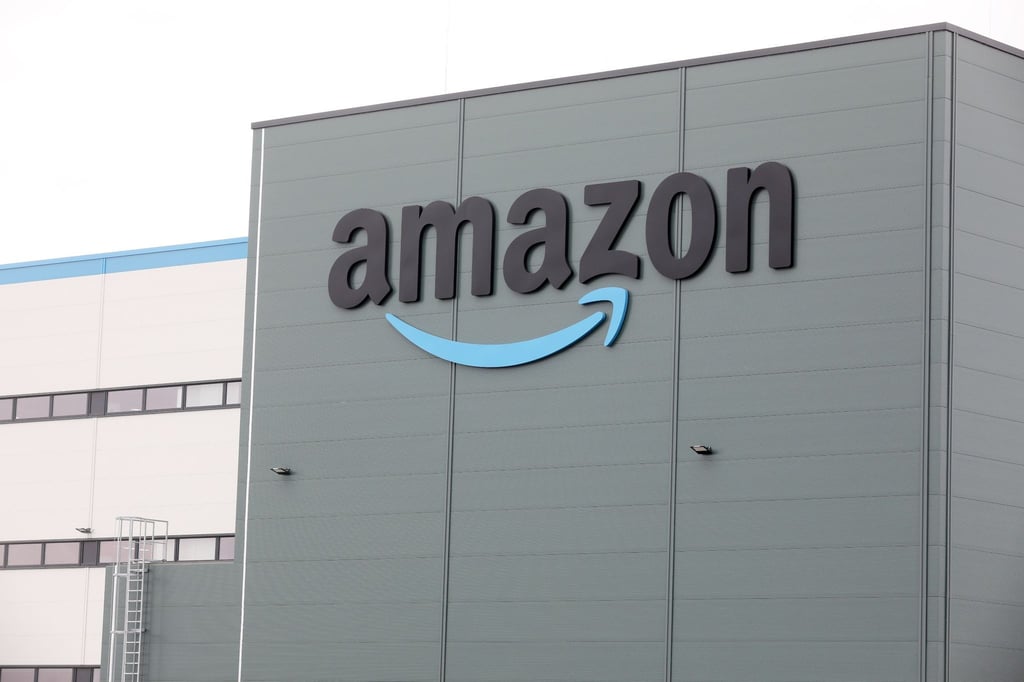 Das Amazon-Logo ist auf der Baustelle des neuen Logistikzentrums von Amazon zu sehen.
