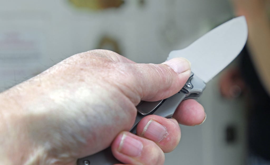 Jemand droht mit einem Messer in der Hand (Symbolbild)