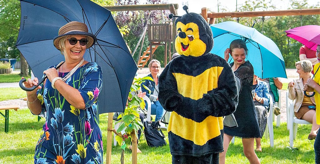 Bei der Regenschirm-Polonaise mit Bienen-Unterstützung kam auf dem Schulgelände in der Brochestraße gute Stimmung auf.