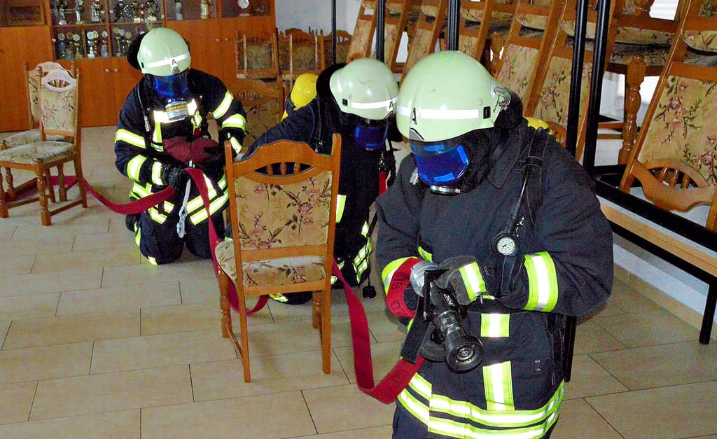 Auf den Knien kriechend und mit abgeklebten Masken suchten die Einsatzkräfte nach der vermissten Person.