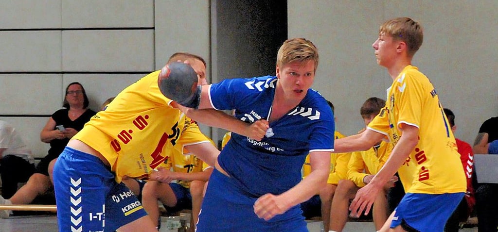 Malte Gottschalk (in blau) erkämpfte sich mit der männlichen A-Jugend der TSG Calbe den dritten Rang.