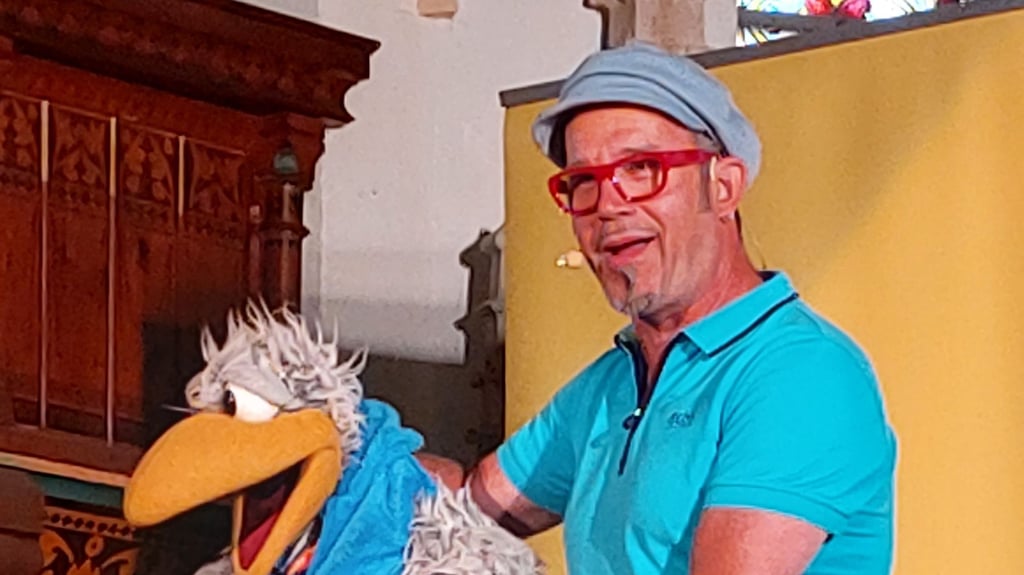 Zusammen mit Spaßvogel Willibald begeisterte Daniel Kallauch etwa 200 Kinder und Erwachsene in der Nicolaikirche in Oebisfelde mit seiner Familienshow.