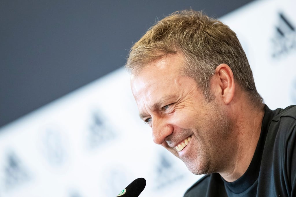 Gut gelaunt: Bundestrainer Hansi Flick will seinen dritten Sieg im dritten Spiel.