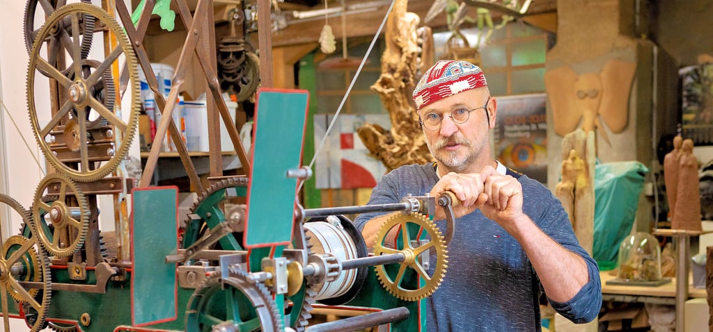 Roland Lindner in seiner Werkstatt in Hollsteitz mit der Installation ?Was wäre wenn?, einem großen Uhrwerk, welches rückwärts läuft.