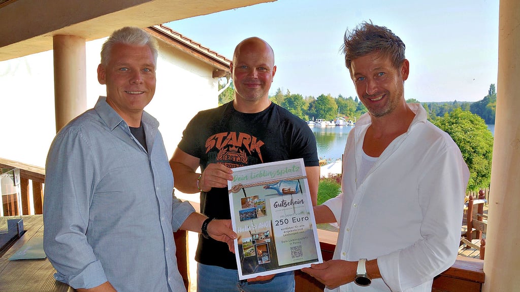 Oliver Beck (Mitte) nimmt aus den Händen von Björn Thomas (rechts) und Ingo Januszewski einen Gutschein für das Erlebnisdorf in Parey entgegen. Dieser wird bei ?Stark fürs Leben? in Stendal als Hauptpreis bei der Tombola zu gewinnen sein.