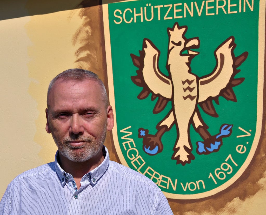 Andreas Tyrock vor dem Schützenhaus in Wegeleben.