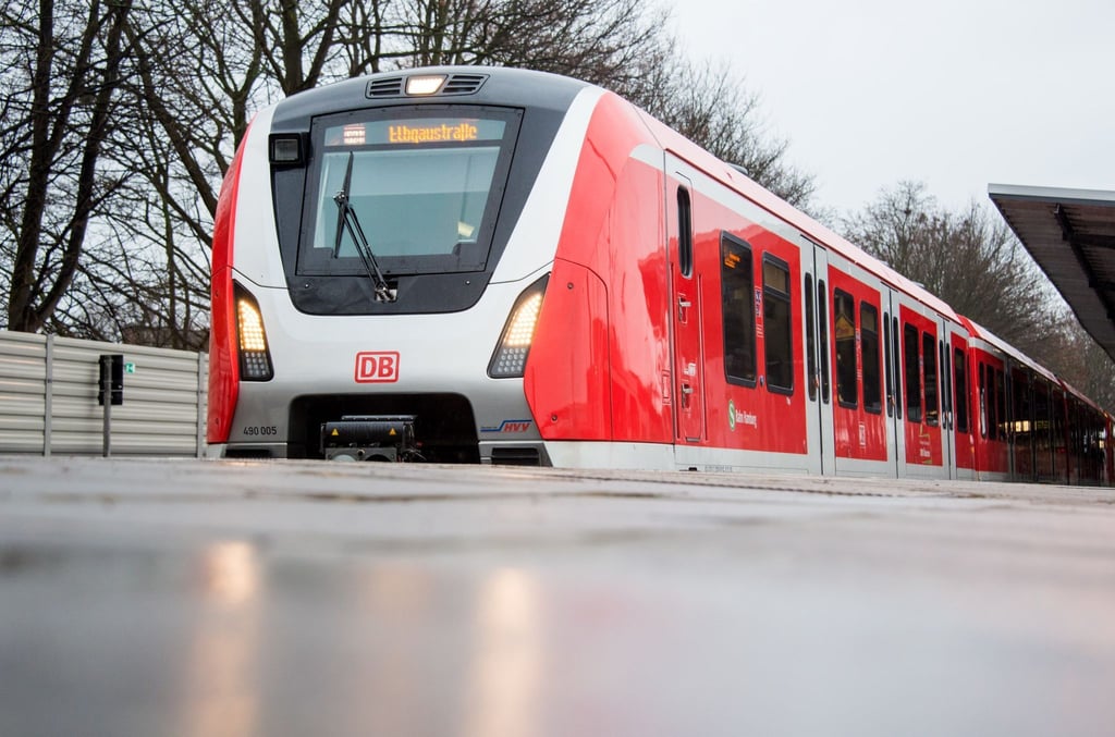 Eine S-Bahn des Herstellers Bombardier der Baureihe ET 490 steht im Bahnhof Bergedorf.