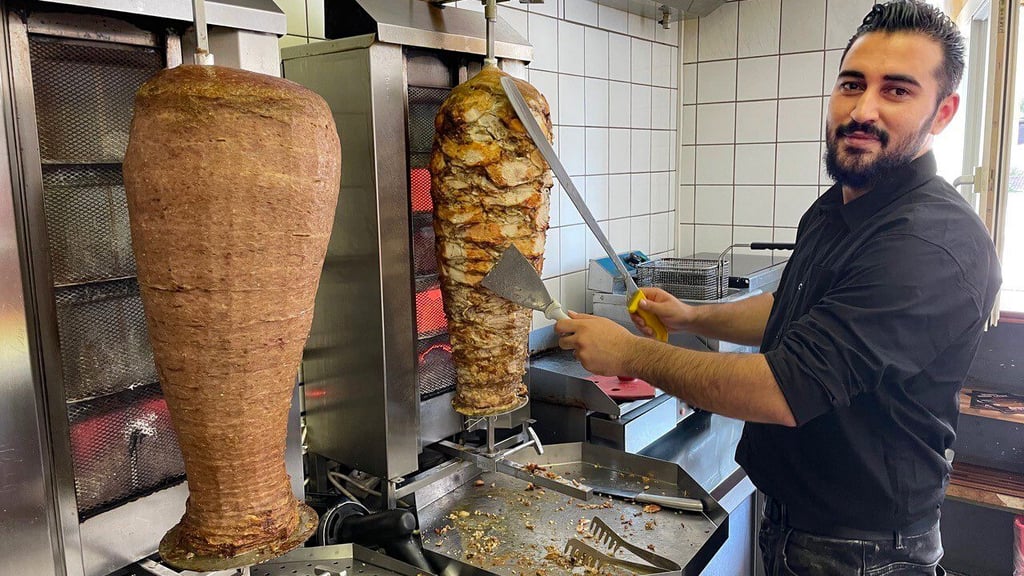 Muhamad e Heiknyoussef schwört auf speziell nach seinen Wünschen hergestellte Hühnerfleisch-Dönerspieße (rechts).