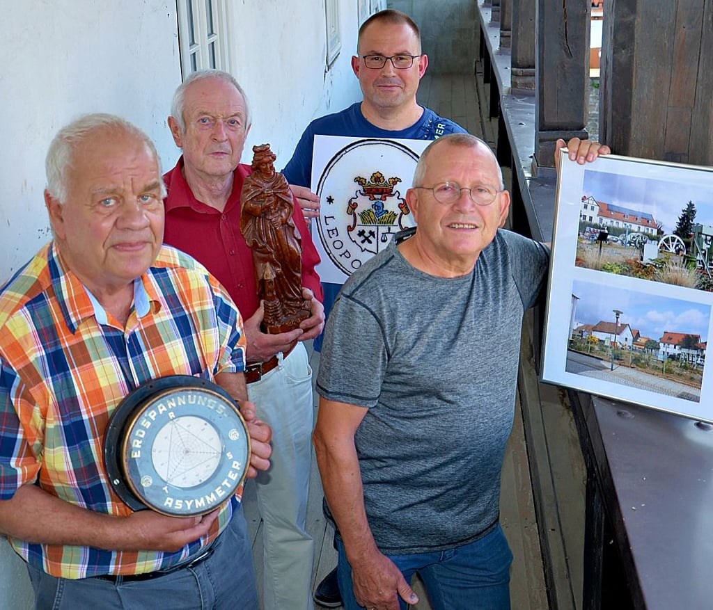 Die Vertreter der drei externen Ausstellungen auf dem Museumsbalkon mit Beispielen ihrer Exponate: Der Westeregelner Elektromeister Lothar Wiegand (von links), Gerald Meyer vom Bergmannsverein, Rico Schäfer vom Geschichtsverein Staßfurt, Hobbyfotograf Karl-Heinz Bartels aus Löderburg. Eine Schau gestaltet das Museum selbst.