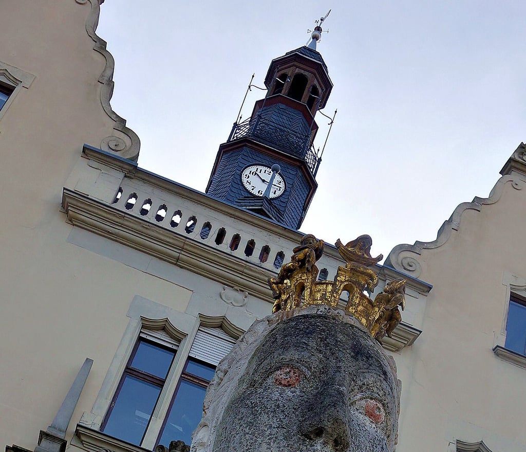 Da staunt die Stadtgöttin nicht schlecht: Hinter ihrem Rücken wurde die Rathausbalustrade zurückgebaut. Das Geländer sei nicht zu Zeiten des Originalbaus entstanden, so Stadtbürgermeister Frank von Holly.