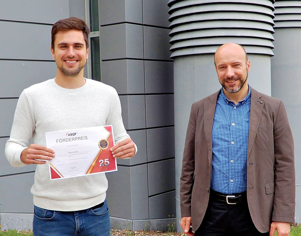 Martin Sträßer (l.) aus Naumburg - hier mit seinem Doktorvater Professor Samuel Kounev - ist für seine Masterarbeit an der Universität Würzburg vom Arbeitskreis Softwarequalität & Fortbildung gewürdigt worden.